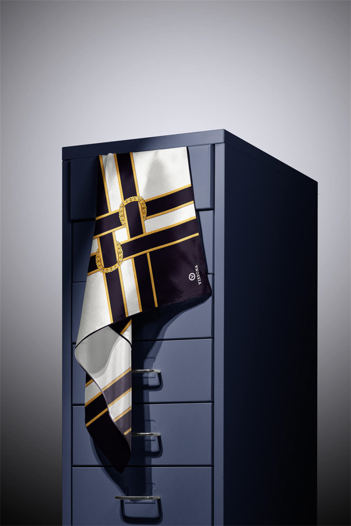 % 57 İPEK % 43 VİSKON Twill İpek Geometrik Desenli Siyah - Krem Renkli 90x90 Eşarp Dikim Şekli : El Dikişi