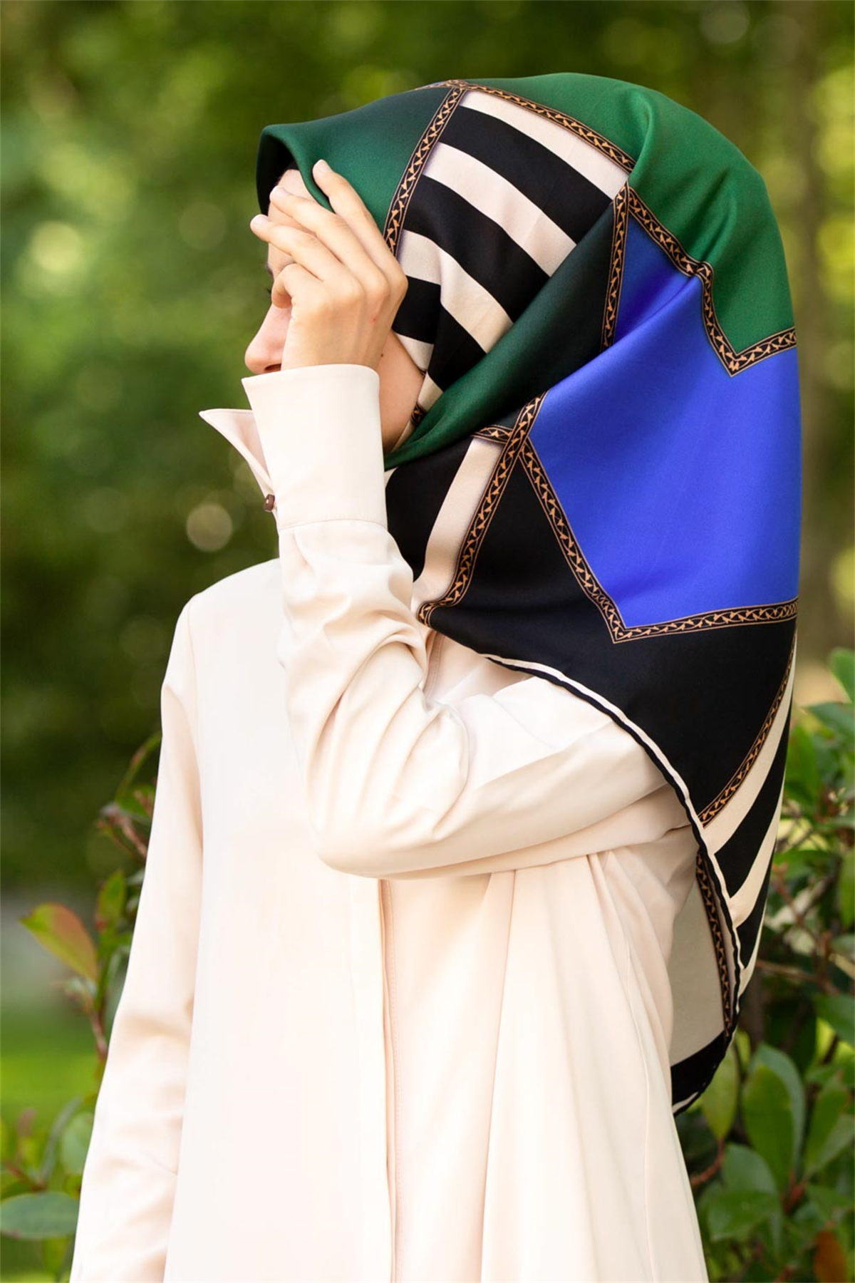 %100 Twill İpek Geometrik Desenli Saks - Zümrüt Yeşili Renkli 90x90 Eşarp Dikim Şekli : El Dikişi