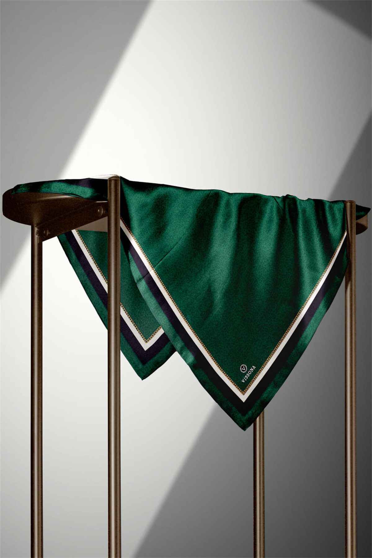 % 57 İPEK % 43 VİSKON Twill İpek Leopar Desenli Zümrüt Yeşili Renkli 90x90 Eşarp Dikim Şekli : El Dikişi