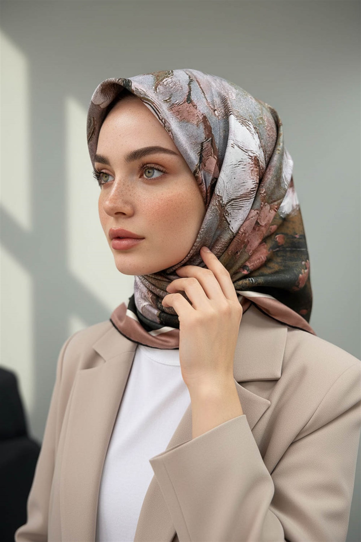 %100 Twill İpek Yağlı Boya Çiçek Desenli Bej Renkli 90x90 Eşarp Dikim Şekli : El Dikişi