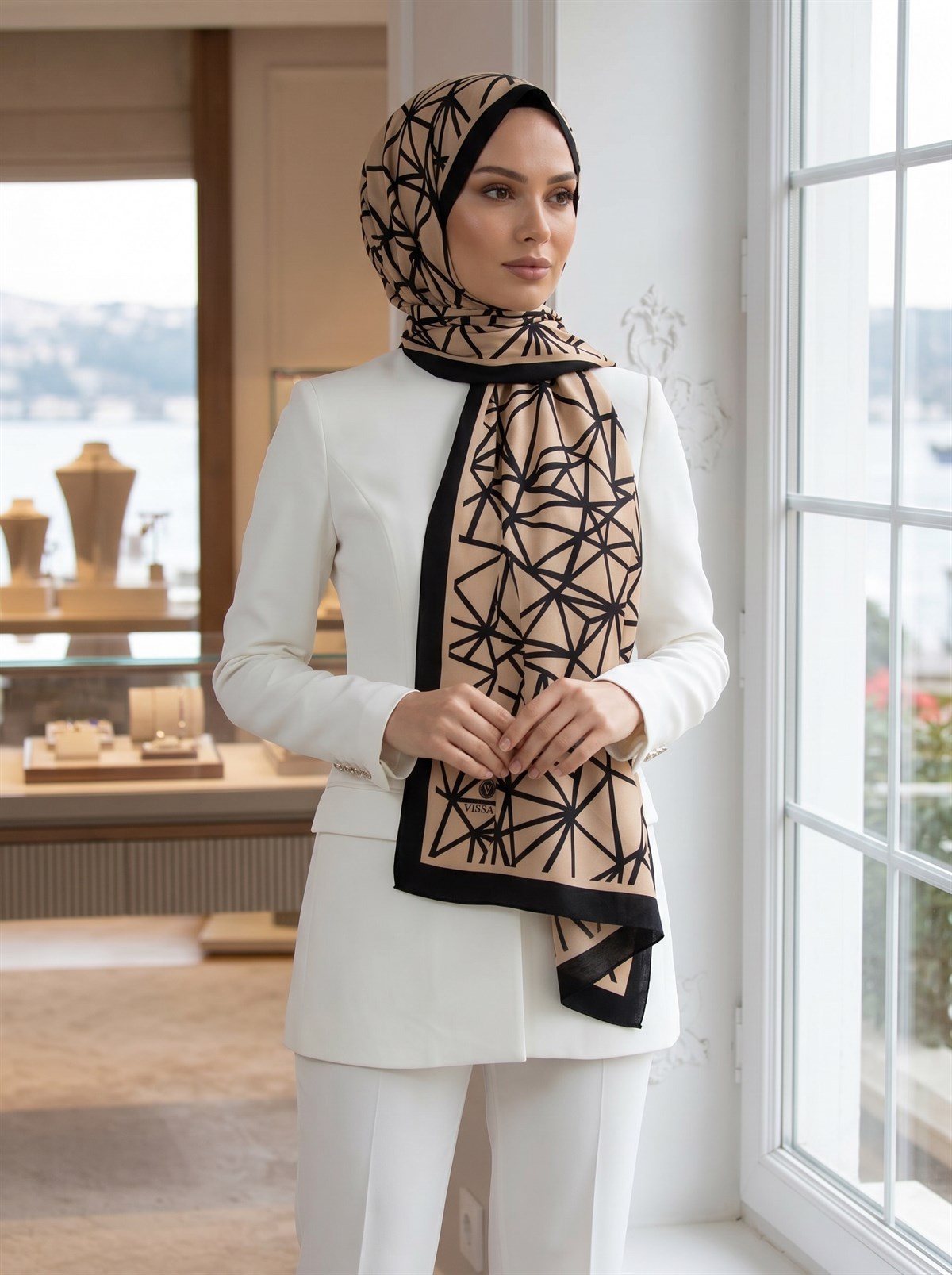 KREP GEOMETRİK DESENLİ SİYAH - BEYAZ RENKLİ 75X195 KIRIŞMAZ ŞAL