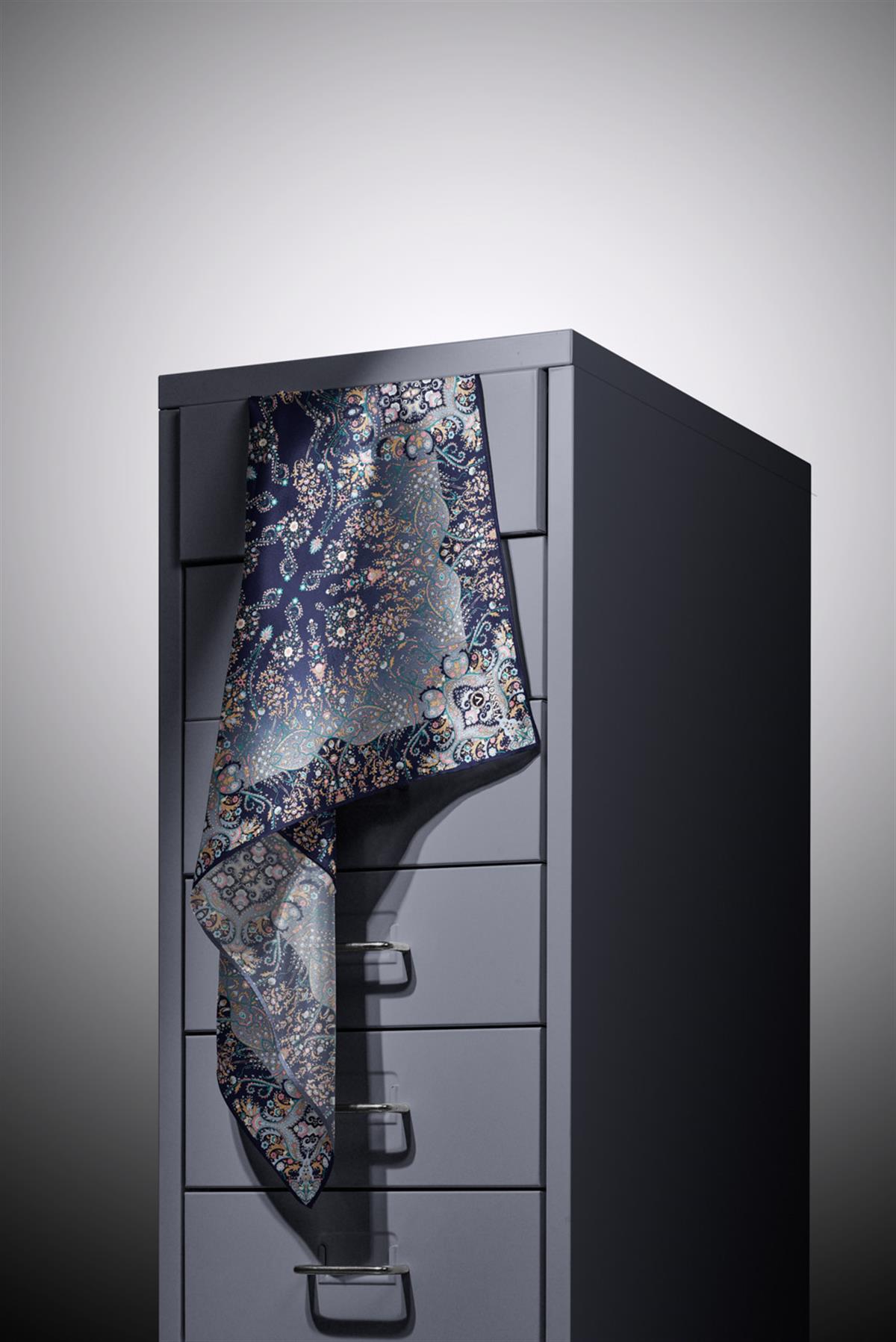 %100 Twill İpek Şal Desenli Lacivert - İndigo Renkli 90x90 Eşarp Dikim Şekli : El Dikişi