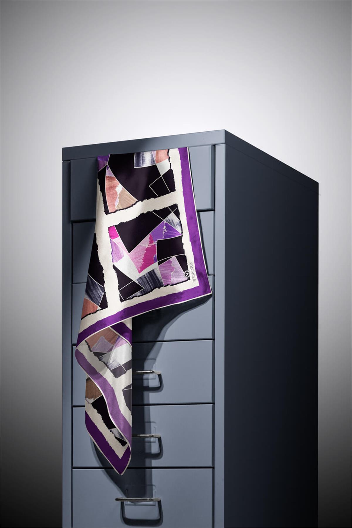 %100 Twill İpek Geometrik Desenli Mor - Pembe Renkli 90x90 Eşarp Dikim Şekli : El Dikişi