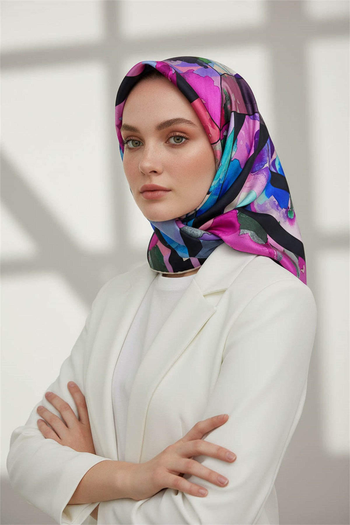 %100 Twill İpek Bahar Çiçekleri Desenli Lacivert - Fuşya Renkli 90x90 Eşarp Kenar Dikiş Şekli El Dikişli