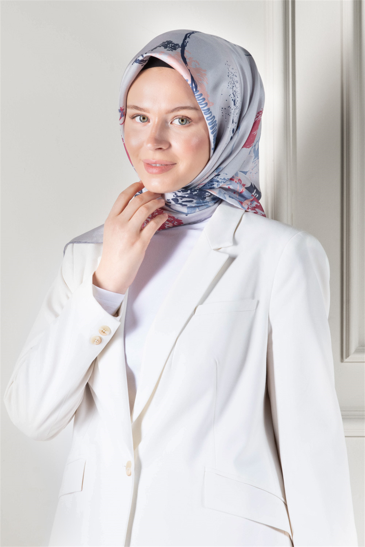 %100 Twill İpek Suluboya Çiçek Desenli Gri - Pudra Renkli 90x90 Eşarp Dikim Şekli : El Dikişi