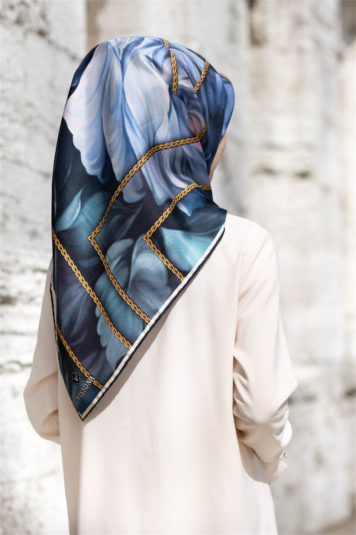 % 57 İPEK % 43 VİSKON Twill İpek Çiçek Geometrik Desenli lacivert  Renkli 90x90 Eşarp Dikim Şekli : El Dikişi