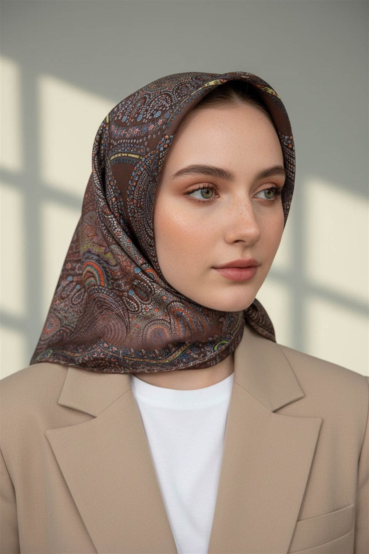 %100 Twill İpek Şal Desenli Kahverengi Renkli 90x90 Eşarp Dikim Şekli : El Dikişi