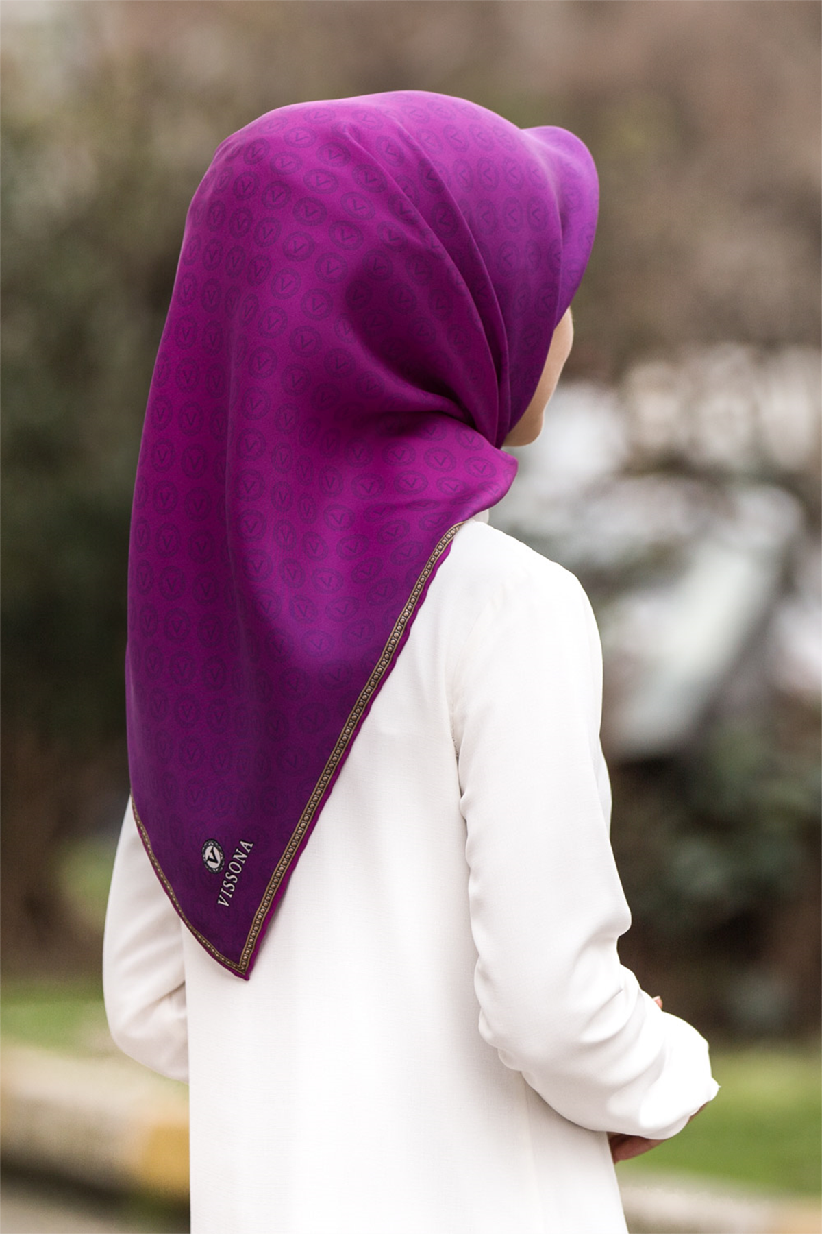 %100 Twill İpek Monogram Desenli Mürdüm Renkli 90x90 Eşarp Dikim Şekli : El Dikişi