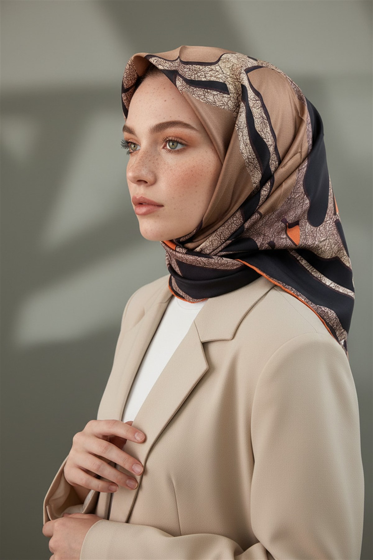 % 57 İPEK % 43 VİSKON Twill İpek Gold Efektli Geometrik Desenli Siyah - Taba Renkli 90x90 Eşarp Dikim Şekli : El Dikişi