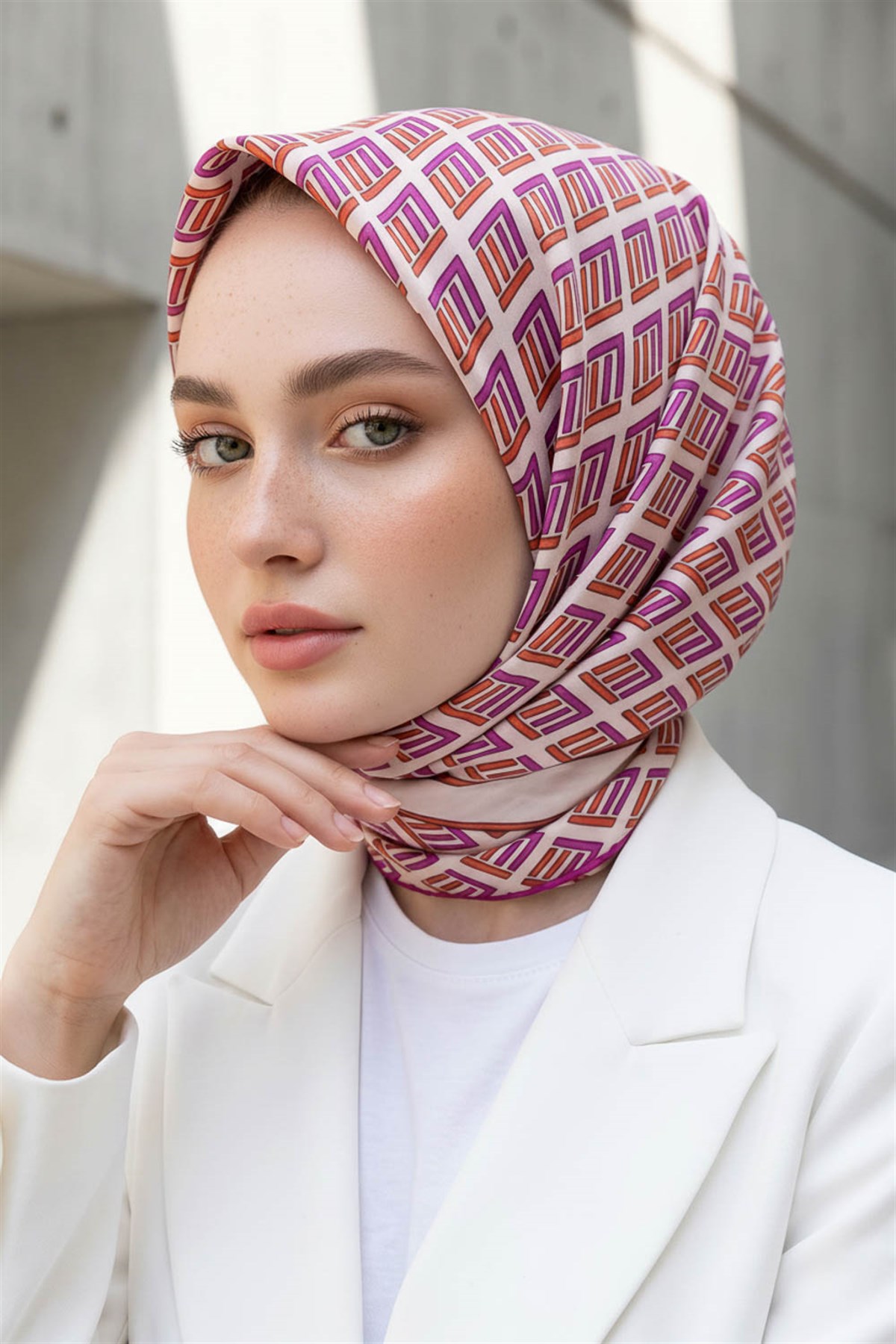 %100 Twill İpek Geometrik Desenli Fuşya - Turuncu Renkli 90x90 Eşarp Dikim Şekli : El Dikişi