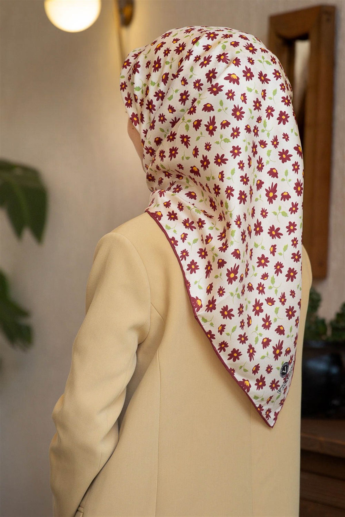 %100 Twill İpek Papatya Desenli Krem - Kırmızı Renkli 90x90 Eşarp Dikim Şekli : El Dikişi