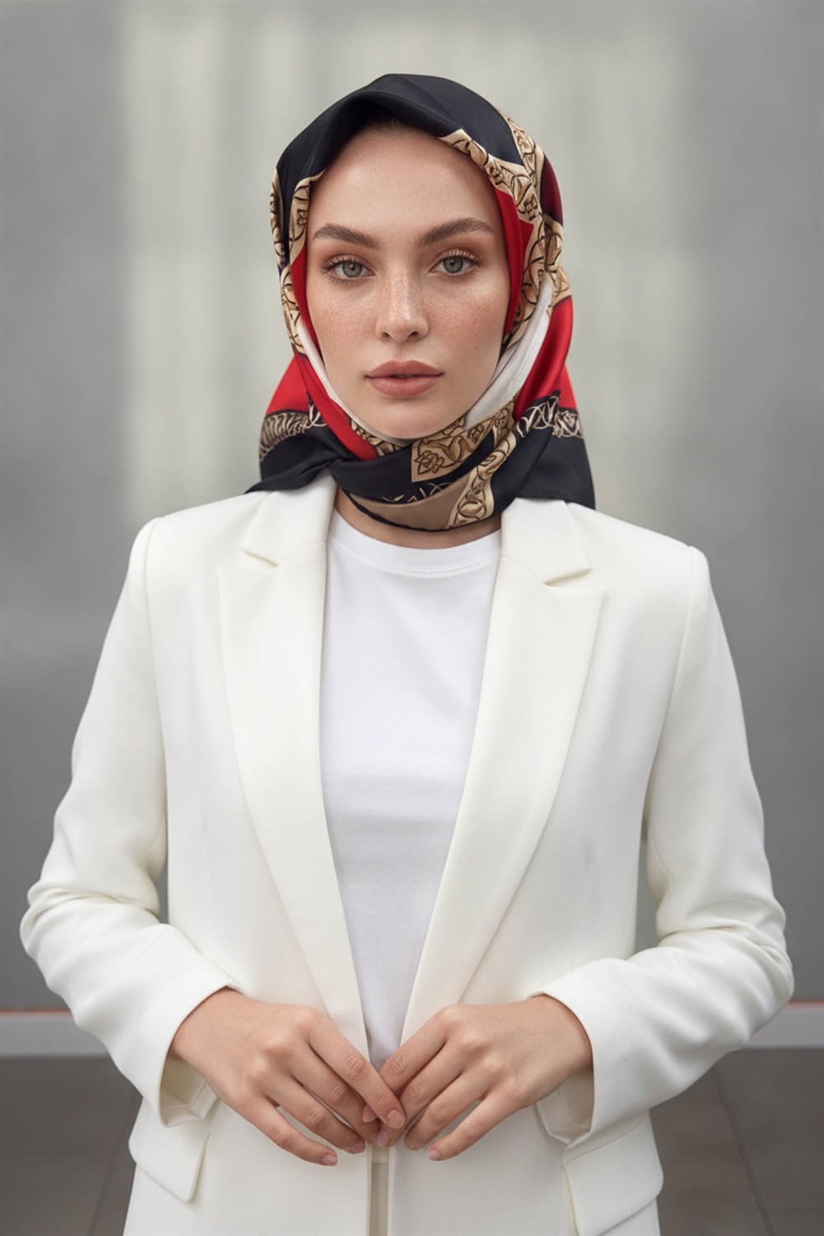 %100 Twill İpek Geometrik Desenli Kırmızı - Bej Renkli 90x90 Eşarp Dikim Şekli : El Dikişi