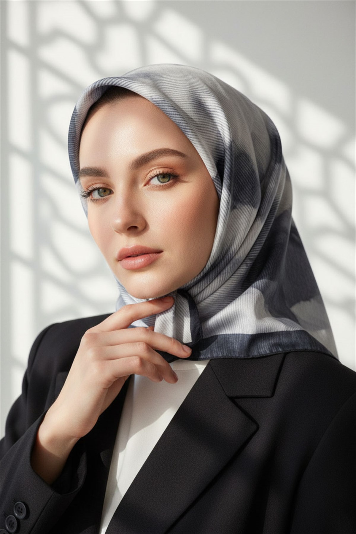 %100 Twill İpek Yaprak Desenli Gri - Siyah Renkli 90x90 Eşarp Dikim Şekli : El Dikişi