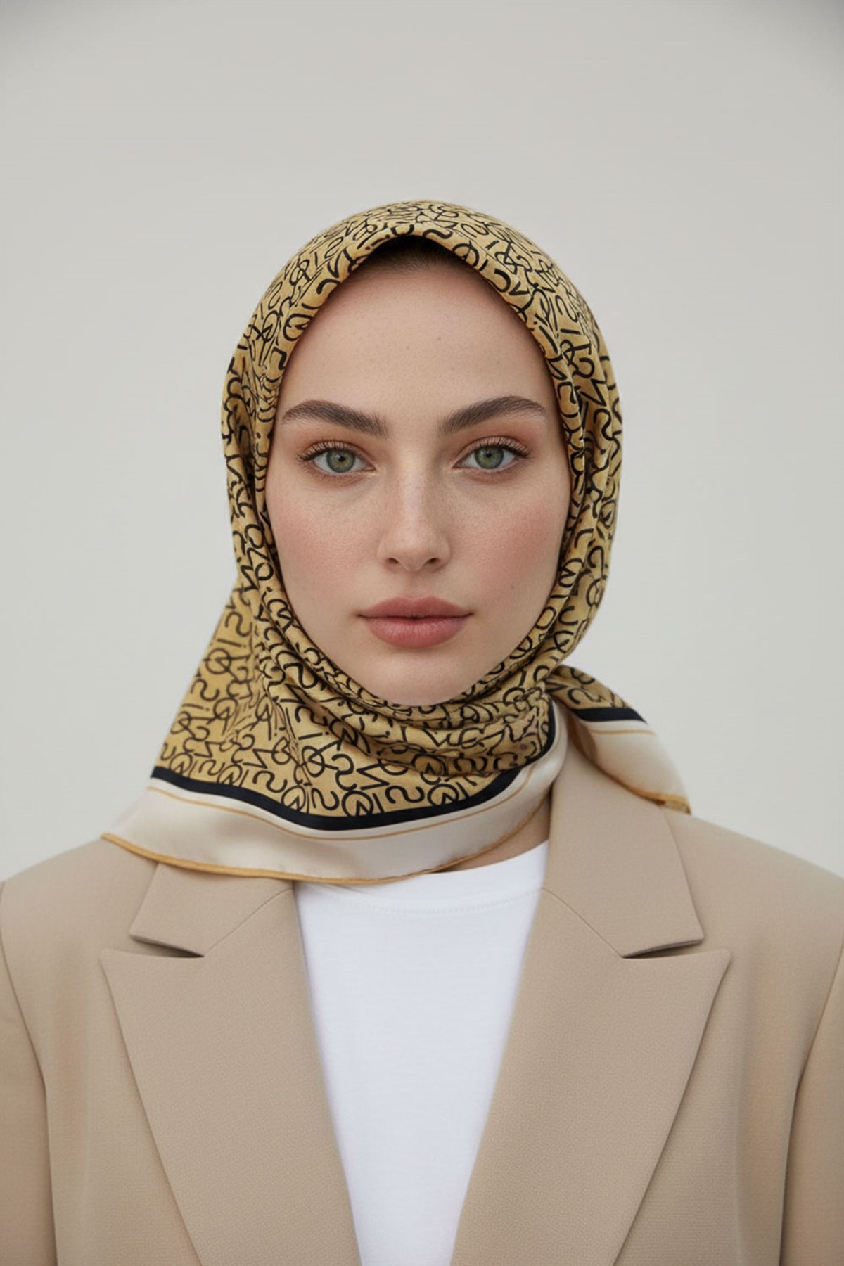 %100 Twill İpek Harf Desenli Gold - Siyah Renkli 90x90 Eşarp Dikim Şekli : El Dikişi