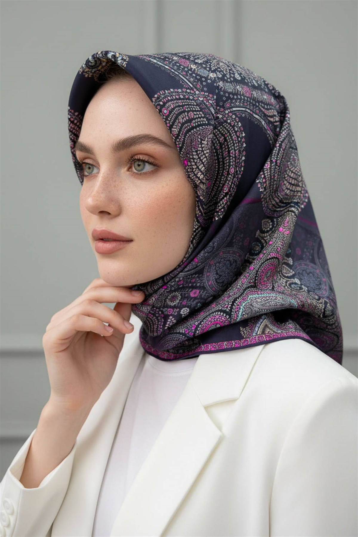 %100 Twill İpek Şal Desenli Lacivert Renkli 90x90 Eşarp Dikim Şekli : El Dikişi