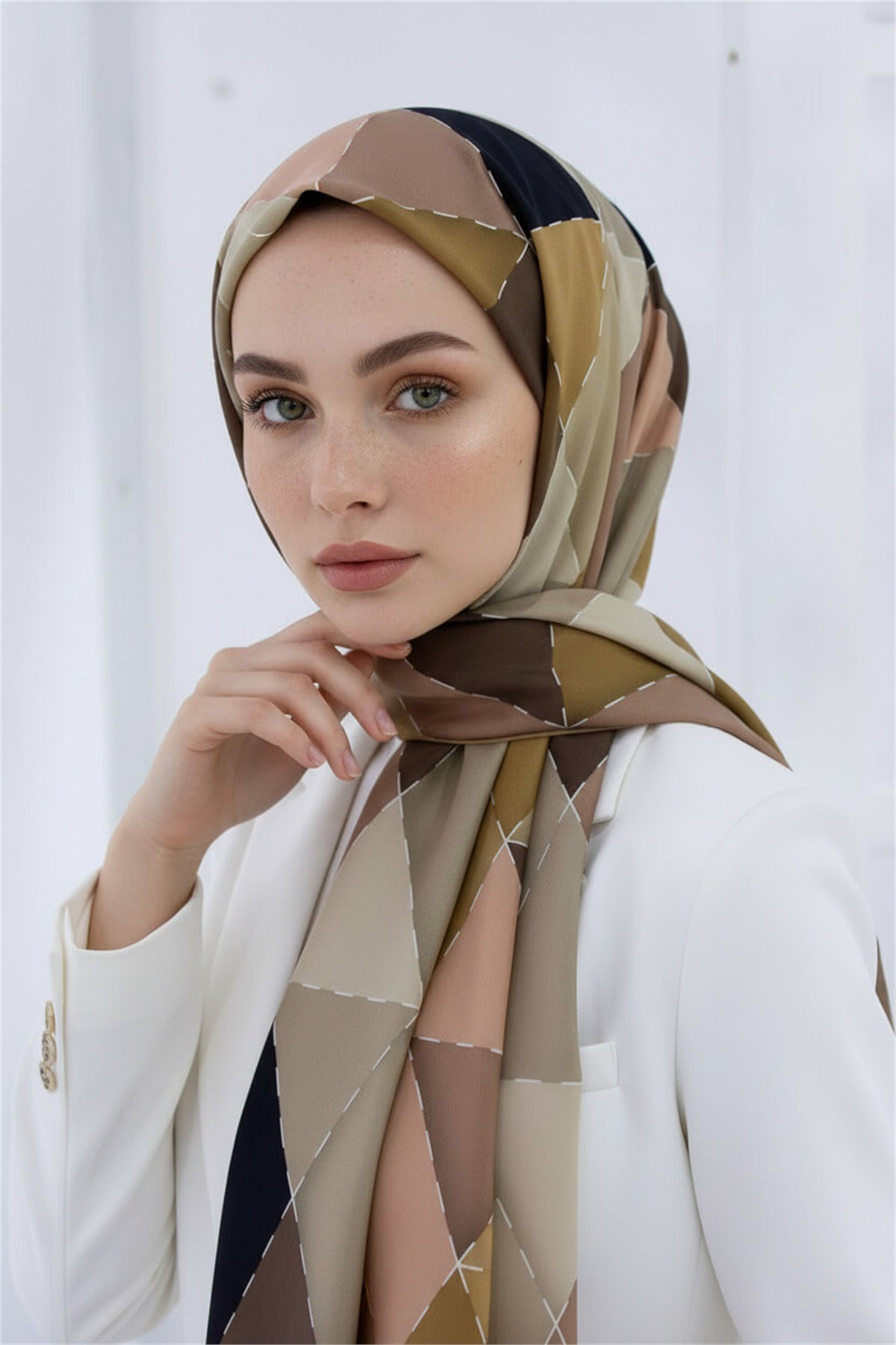 KREP ÜÇGEN YAMA DESENLİ BEJ RENKLİ 75X195 KIRIŞMAZ ŞAL