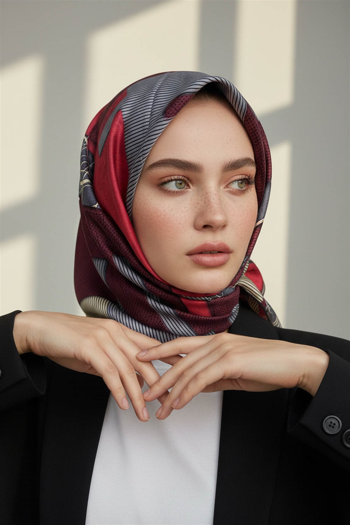 %100 Twill İpek Geometrik Desenli Siyah - Kırmızı Renkli 90x90 Eşarp Dikim Şekli : El Dikişi