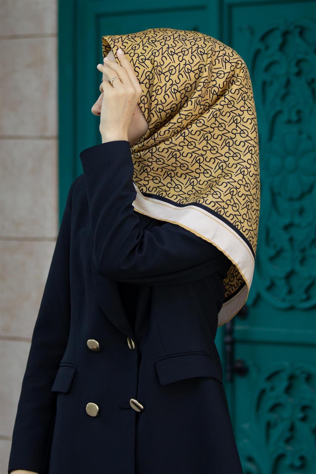 %100 Twill İpek Harf Desenli Gold - Siyah Renkli 90x90 Eşarp Dikim Şekli : El Dikişi