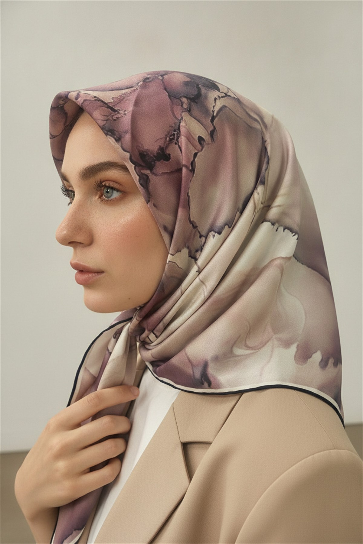 % 57 İPEK % 43 VİSKON Twill İpek Batik Çiçek Desenli Pudra - Bej Renkli 90x90 Eşarp Kenar Dikiş Şekli El Dikişli