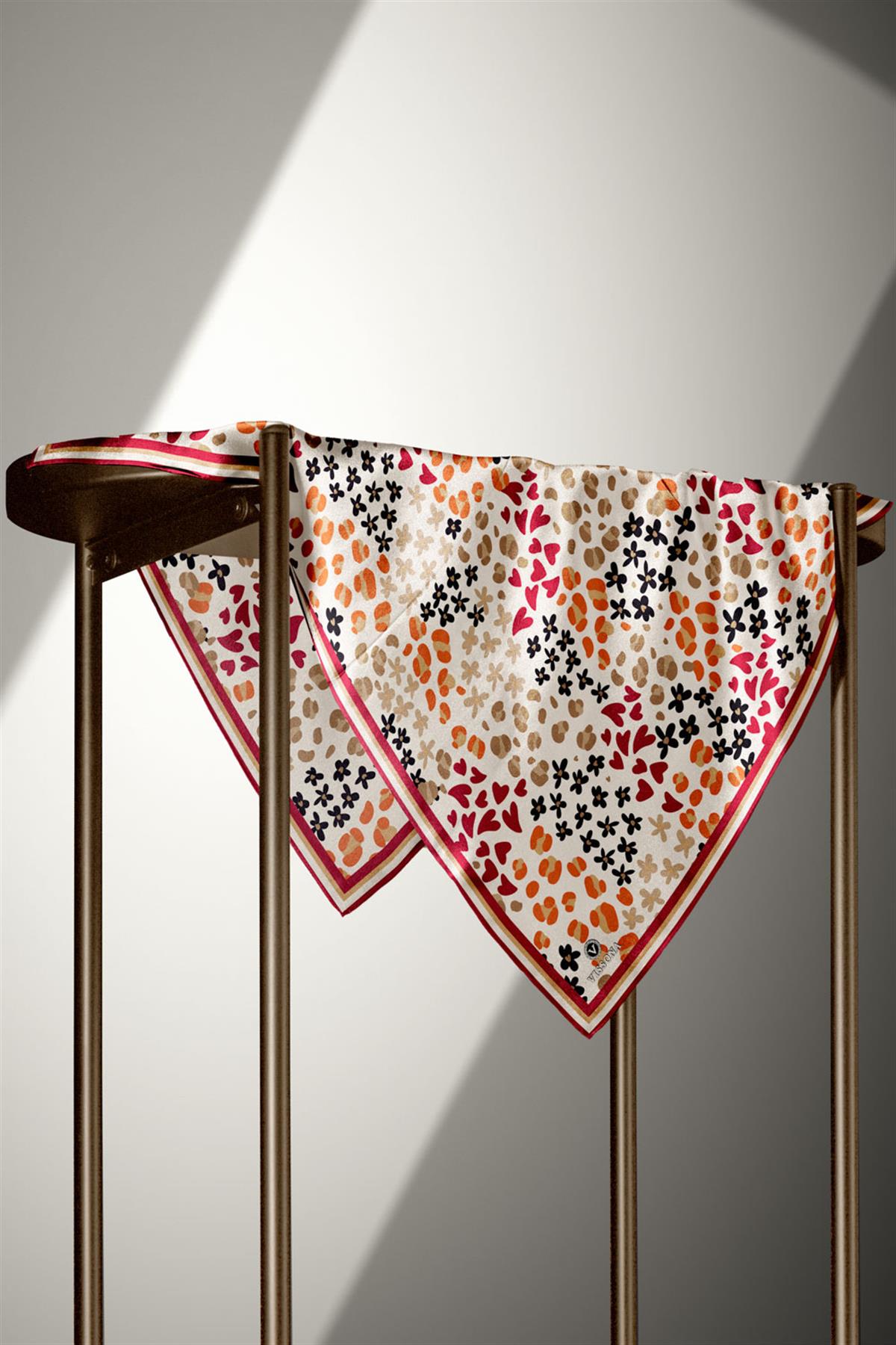 %100 Twill İpek Kalpli Leopar Desenli Krem - Bordo Renkli 90x90 Eşarp Dikim Şekli : El Dikişi