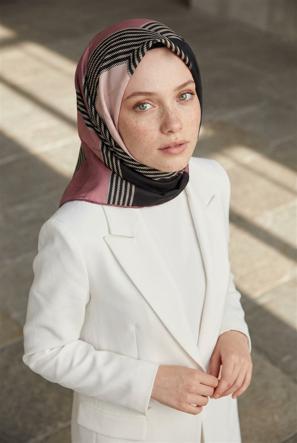 %100 Twill İpek Geometrik Desenli Pudra Renkli 90x90 Eşarp Dikim Şekli : El Dikişi
