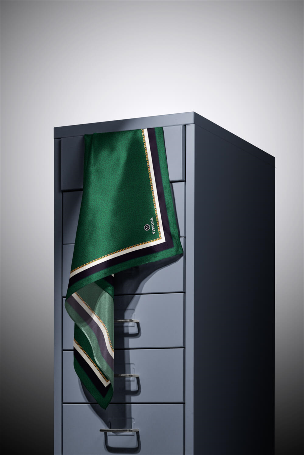 % 57 İPEK % 43 VİSKON Twill İpek Leopar Desenli Zümrüt Yeşili Renkli 90x90 Eşarp Dikim Şekli : El Dikişi