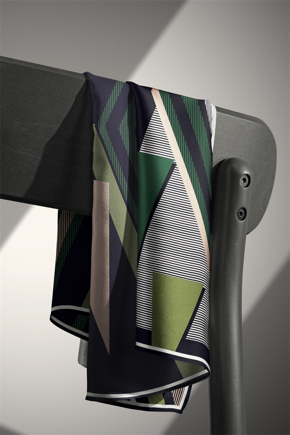 % 57 İPEK % 43 VİSKON Twill İpek Geometrik Desenli Haki - Siyah Renkli 90x90 Eşarp Dikim Şekli : El Dikişi