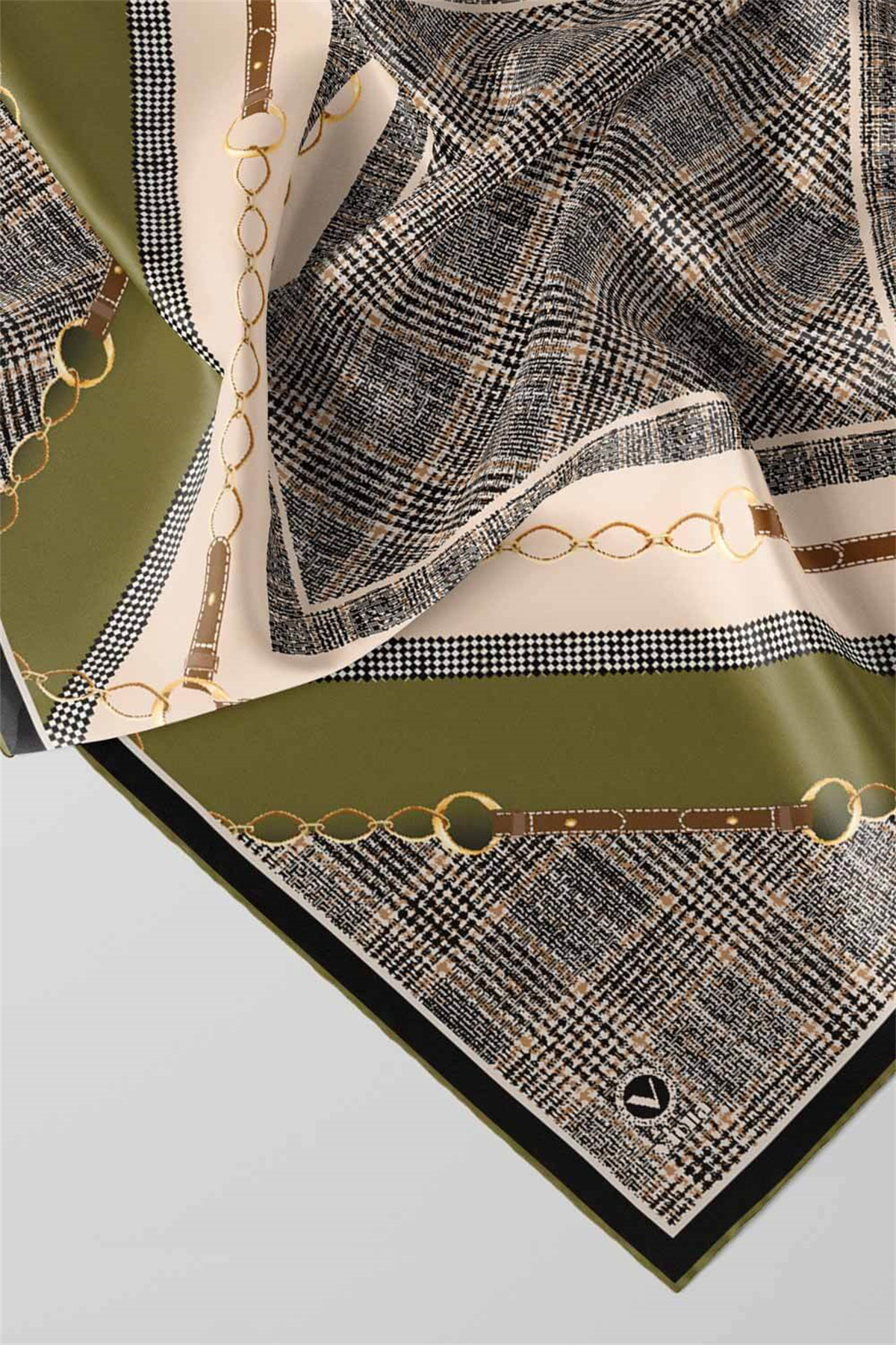 Twill Kemer ve Zincir Detaylı Ekose Desenli Haki Renkli 90x90 Eşarp (İpek İçermez) Kenar Dikiş Şekli El Dikişli