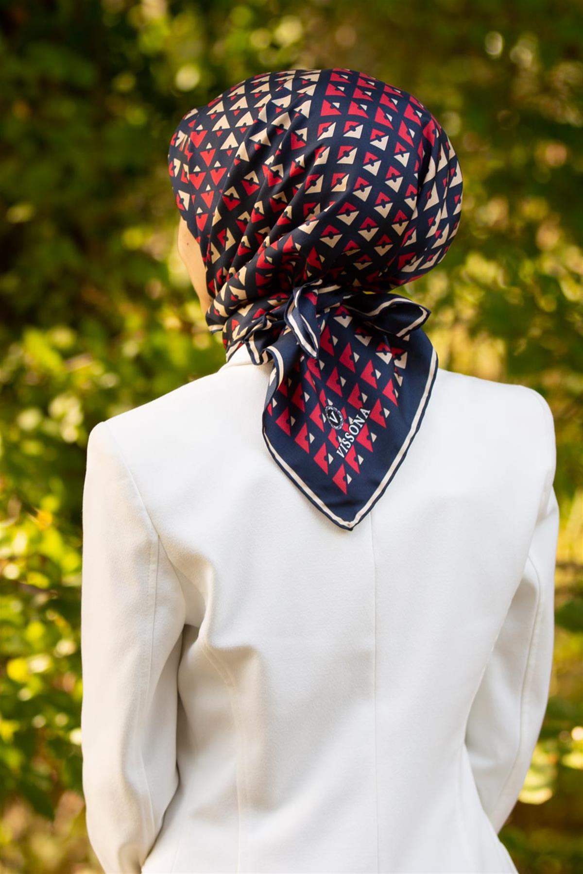 %100 Twill İpek Geometrik Desenli Lacivert - Kırmızı Renkli 90x90 Eşarp Dikim Şekli : El Dikişi