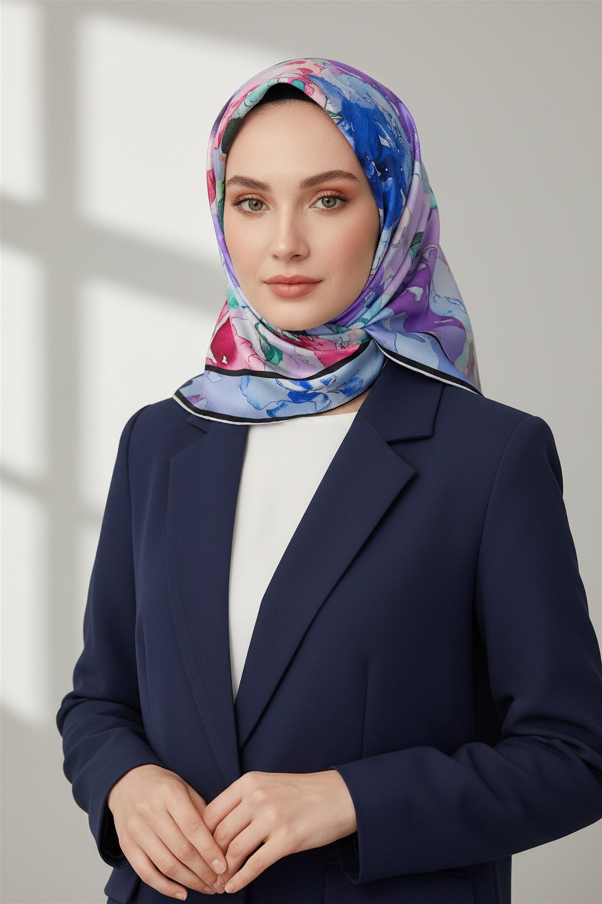 %100 Twill İpek Sulu Boyalı Çiçek Desenli Bebe Mavisi - Pembe Renkli 90x90 Eşarp Dikim Şekli : El Dikişi