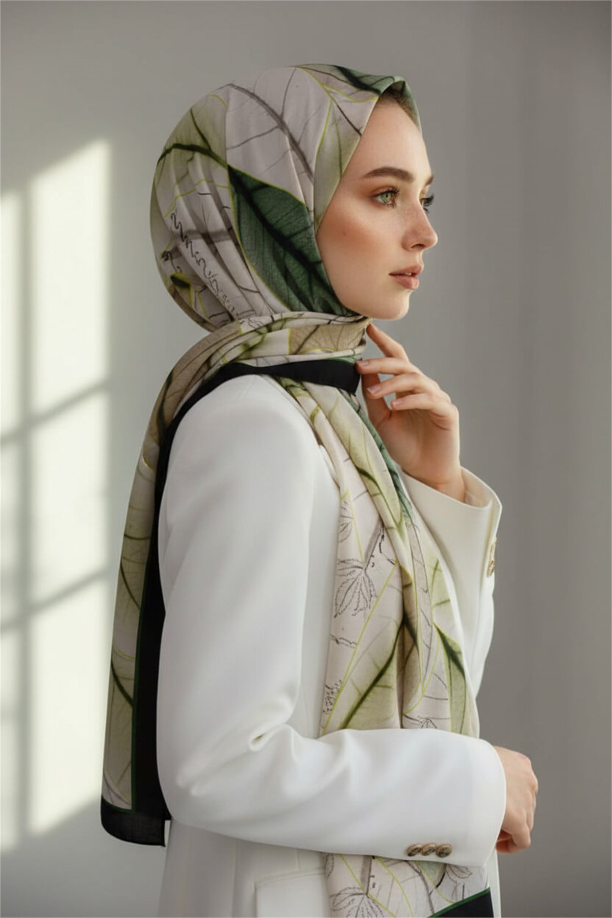KREP YAPRAK DESENLİ ZÜMRÜT YEŞİLİ RENKLİ 75X195 KIRIŞMAZ ŞAL