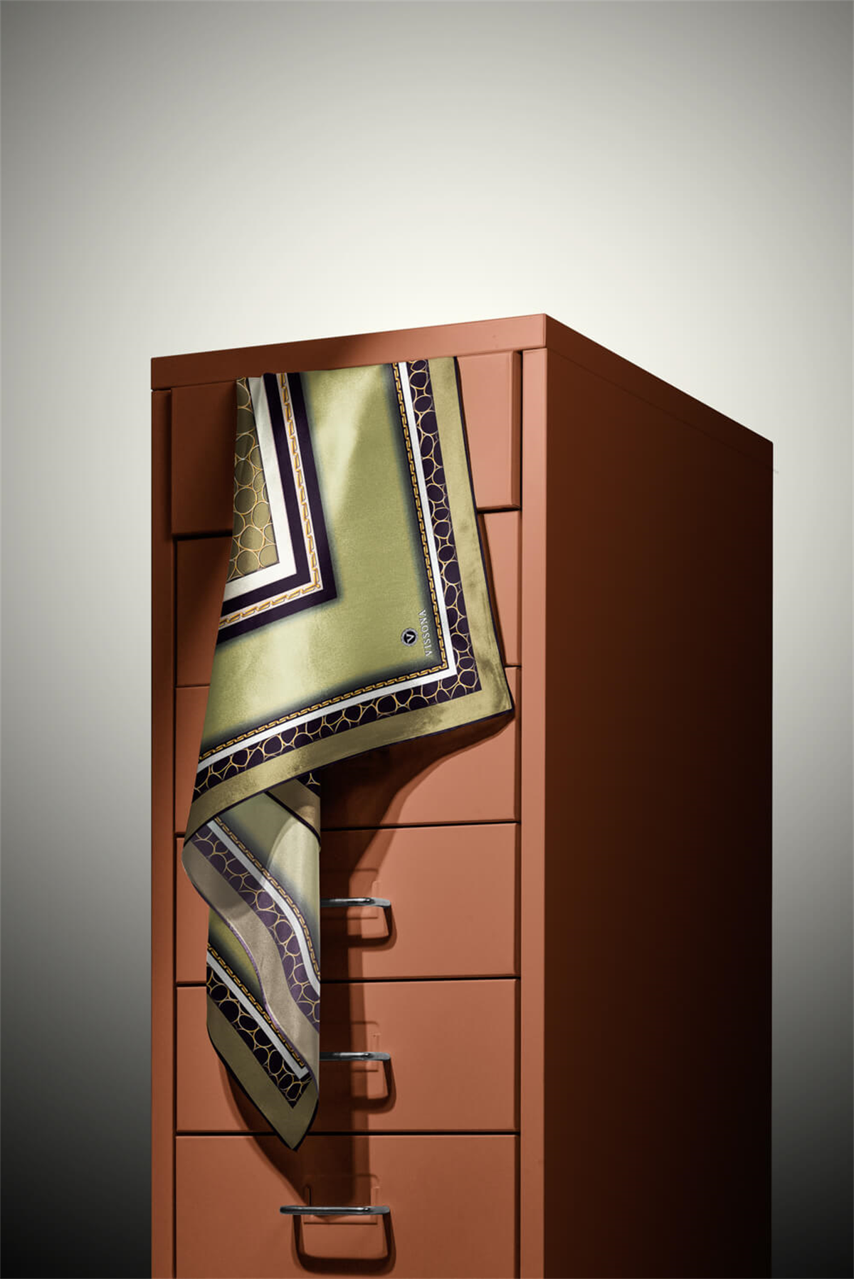 % 57 İPEK % 43 VİSKON Twill İpek Gold Halka Desenli Haki - Siyah Renkli 90x90 Eşarp Dikim Şekli : El Dikişi