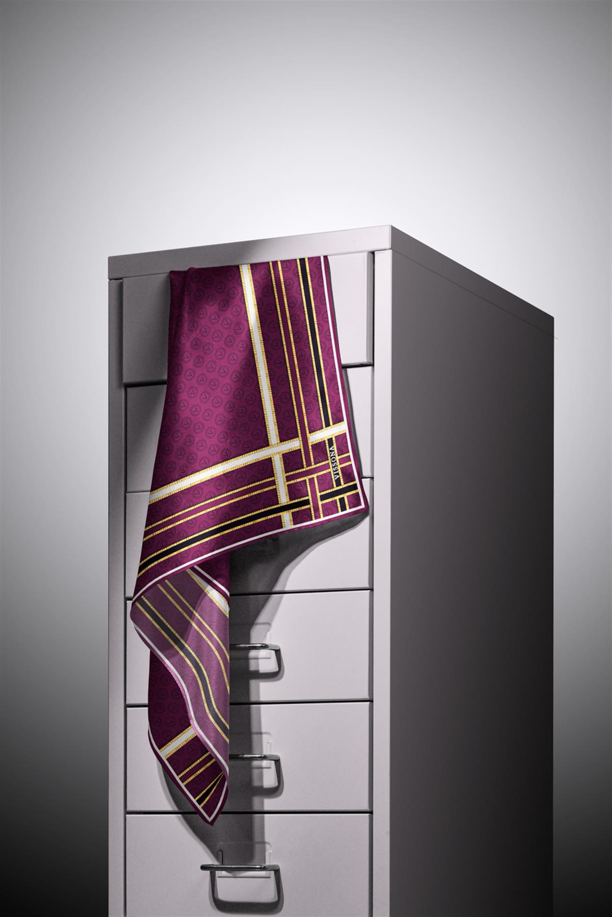 %100 Twill İpek Monogram Desenli Mürdüm - Siyah Renkli 90x90 Eşarp Dikim Şekli : El Dikişi