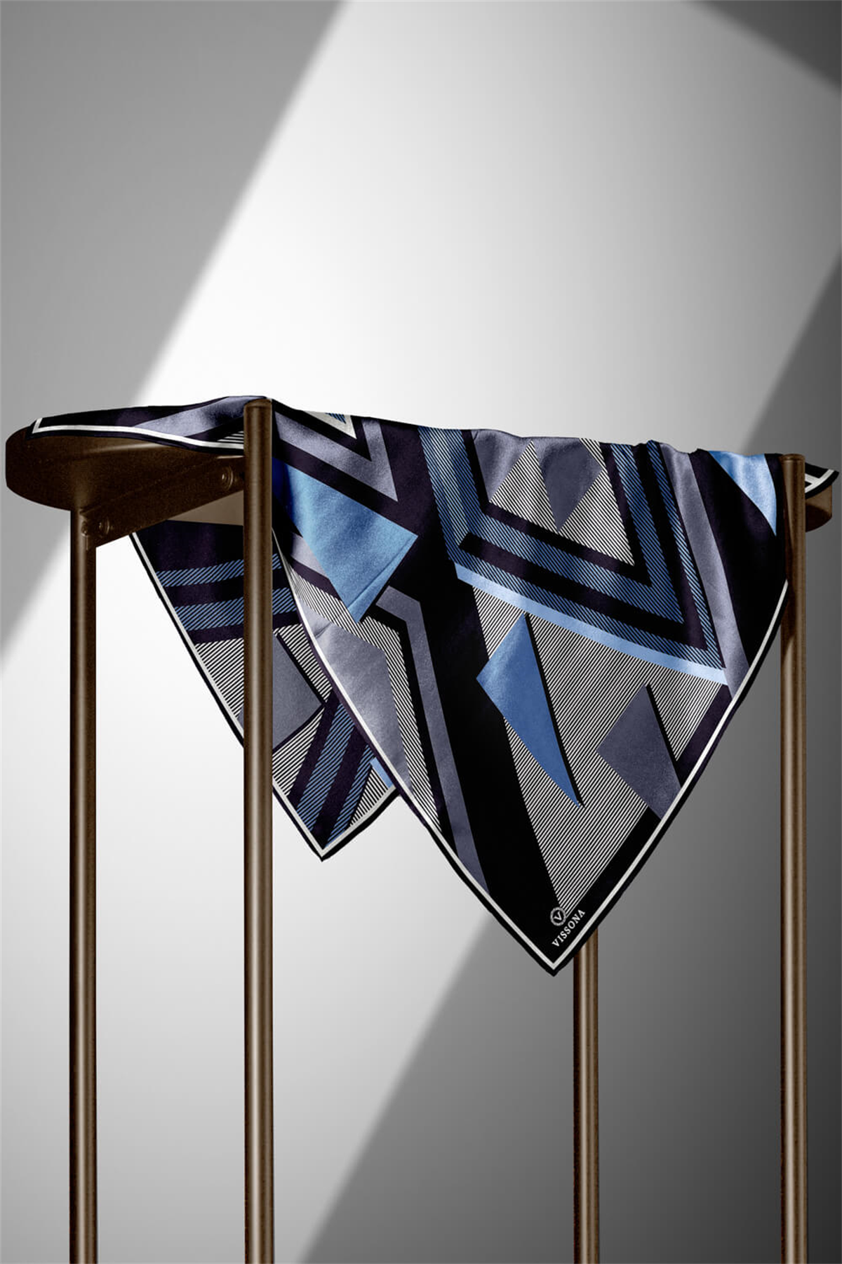 %100 Twill İpek Geometrik Desenli İndigo - Siyah Renkli 90x90 Eşarp Dikim Şekli : El Dikişi