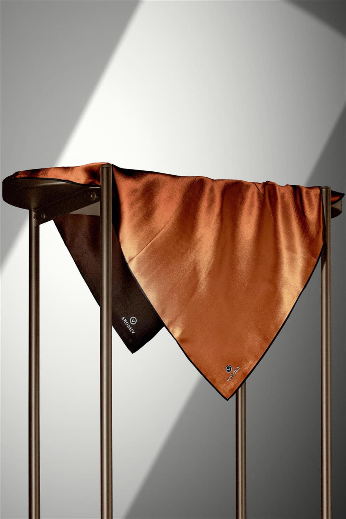 %100 Twill İpek Degrade Desenli Taba Renkli 90x90 Eşarp Dikim Şekli : El Dikişi
