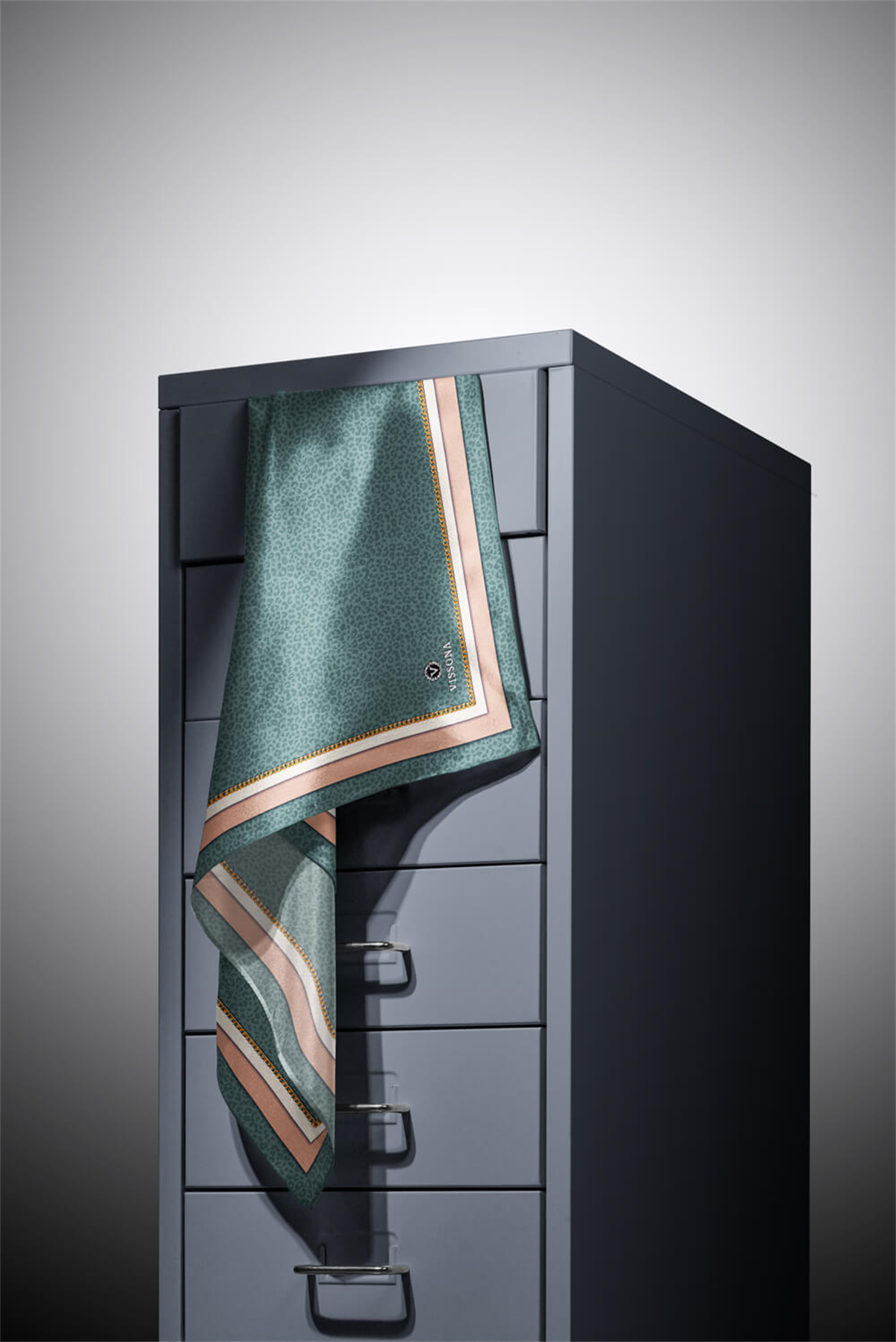 % 57 İPEK % 43 VİSKON Twill İpek Leopar Desenli Petrol Yeşili Renkli 90x90 Eşarp Dikim Şekli : El Dikişi