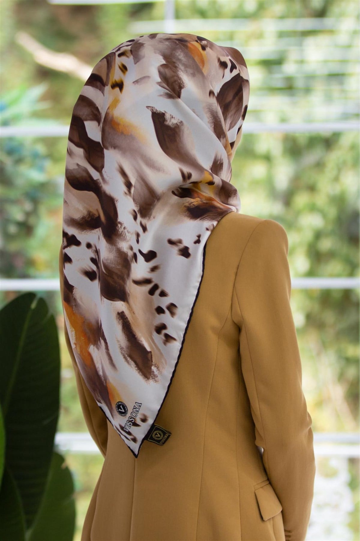 %100 Twill İpek Batik Desenli Sütlü Kahve - Turuncu Renkli 90x90 Eşarp Dikim Şekli : El Dikişi