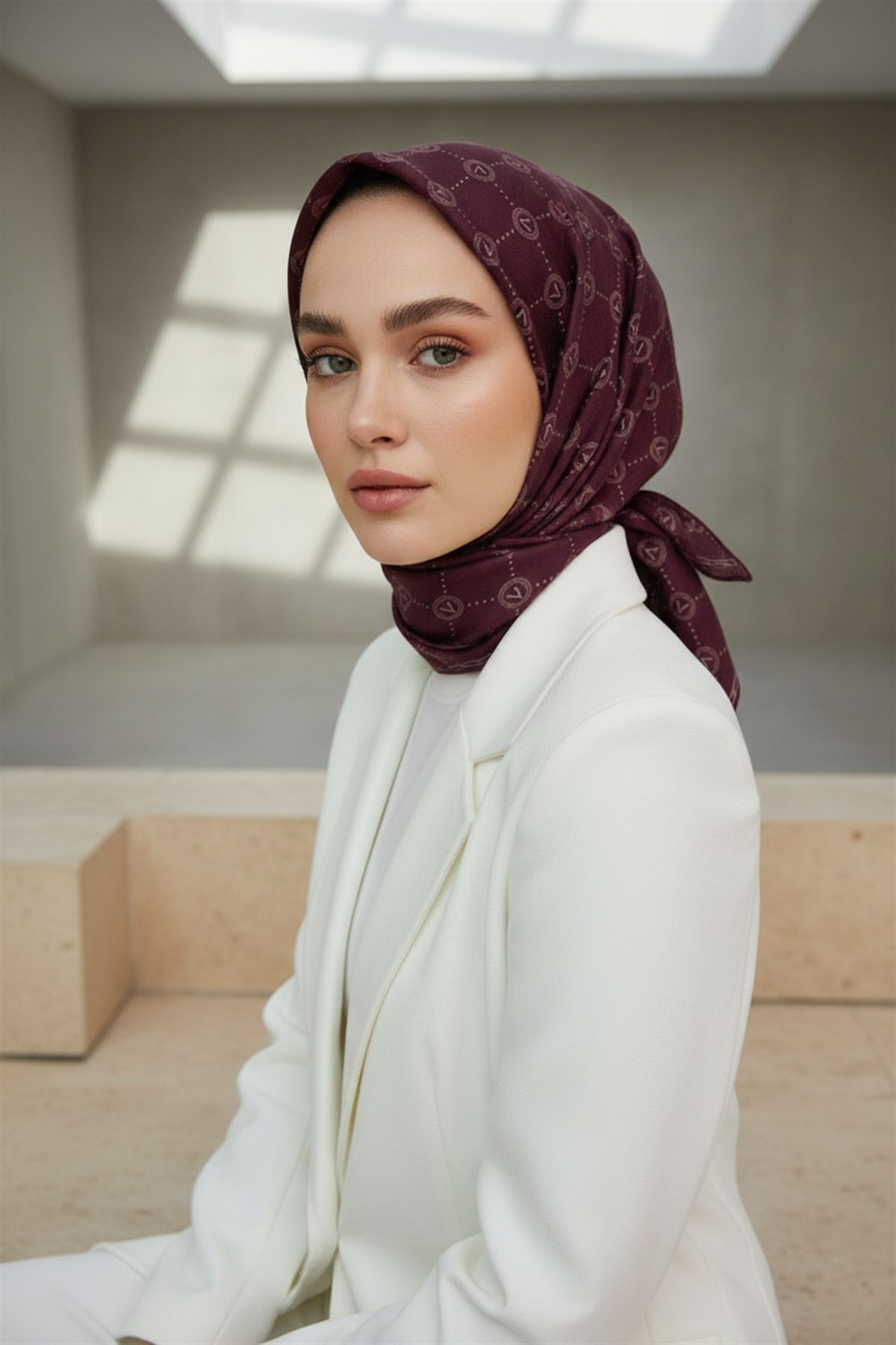 %100 Twill İpek Monogram Desenli Şarabi Renkli 90x90 Eşarp Dikim Şekli : El Dikişi