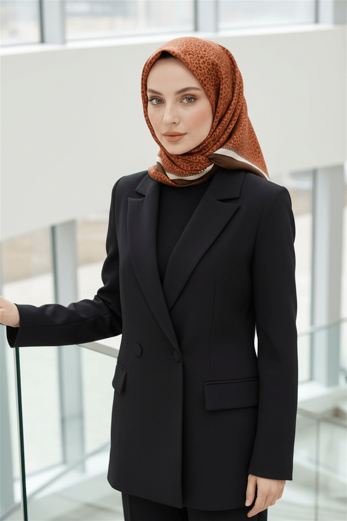 %100 Twill İpek Leopar Desenli Taba - Kahverengi Renkli 90x90 Eşarp Dikim Şekli : El Dikişi