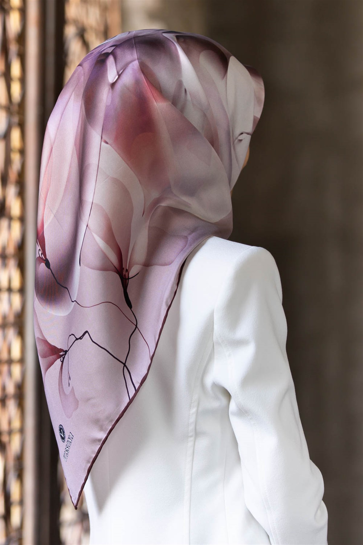 %100 Twill İpek Büyük Çiçek Desenli Pudra - Gül Kurusu Renkli 90x90 Eşarp Dikim Şekli : El Dikişi