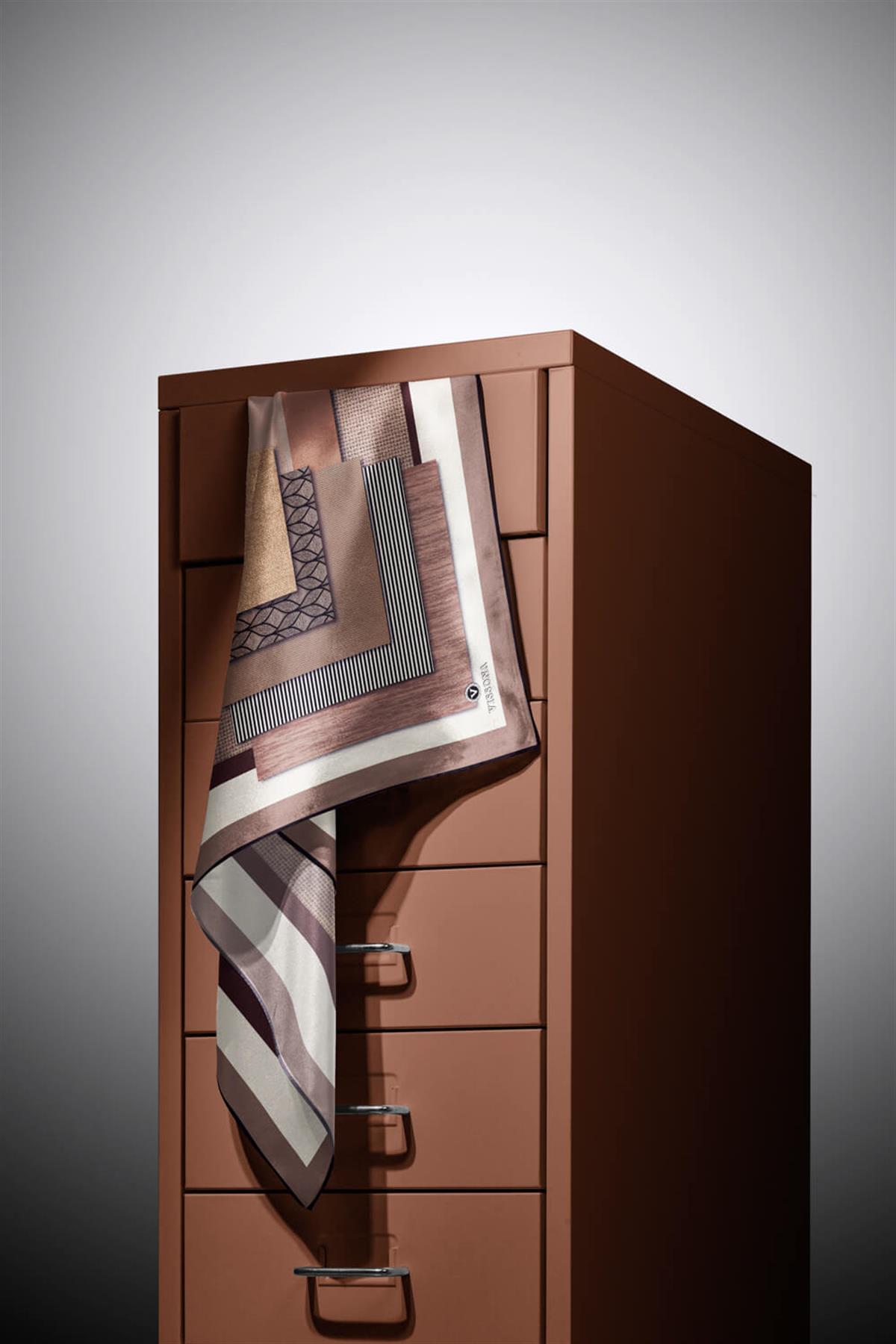 %100 Twill İpek Geometrik Desenli Bakır - Bej Renkli 90x90 Eşarp Dikim Şekli : El Dikişi