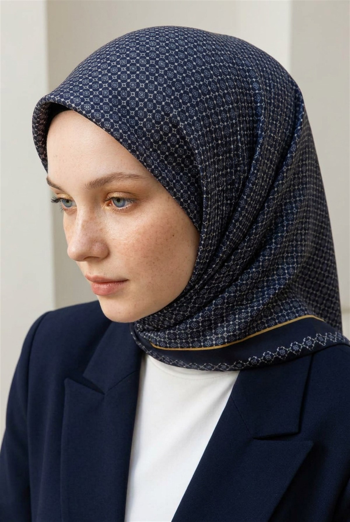 %100 Twill İpek Minik Motif Desenli Lacivert - Lacivert Renkli 90x90 Eşarp Dikim Şekli : El Dikişi
