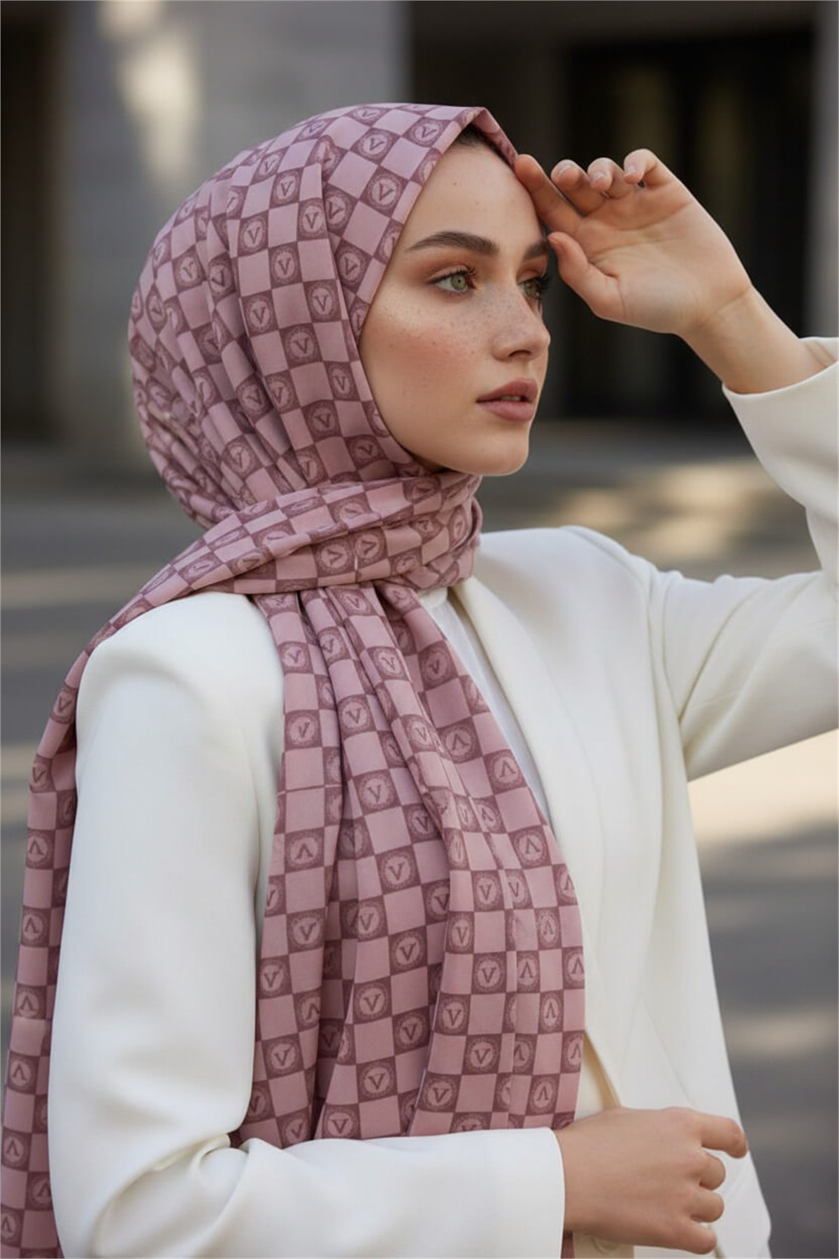 KREP MONOGRAM DESENLİ PUDRA RENKLİ 75X195 KIRIŞMAZ ŞAL