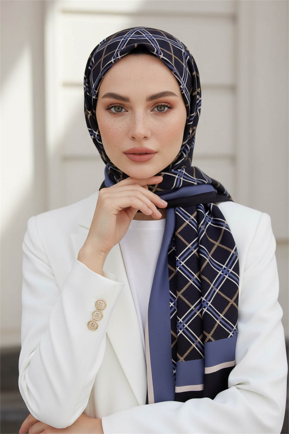 KREP EKOSE DESENLİ SİYAH - İNDİGO RENKLİ 75X195 KIRIŞMAZ ŞAL