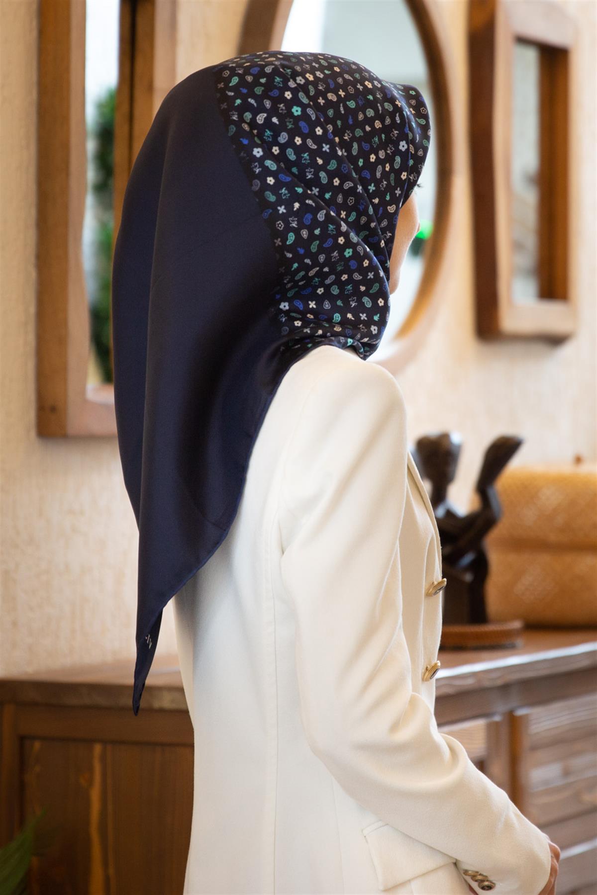 %100 Twill İpek Çıtır Şerit Desenli Lacivert - İndigo Renkli 90x90 Eşarp Dikim Şekli : El Dikişi