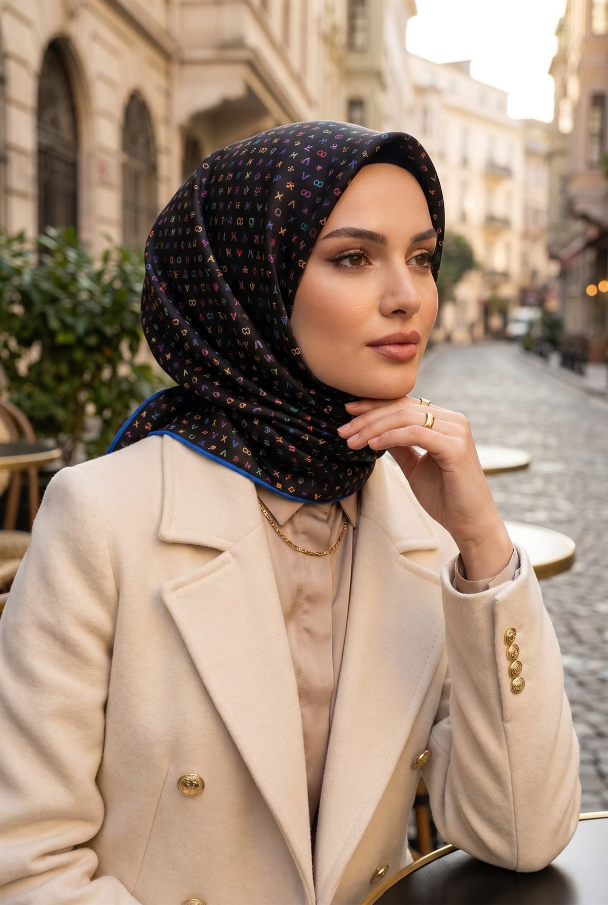 %100 Twill İpek Çıtır Motif Desenli Siyah - Saks Renkli 90x90 Eşarp Dikim Şekli : El Dikişi