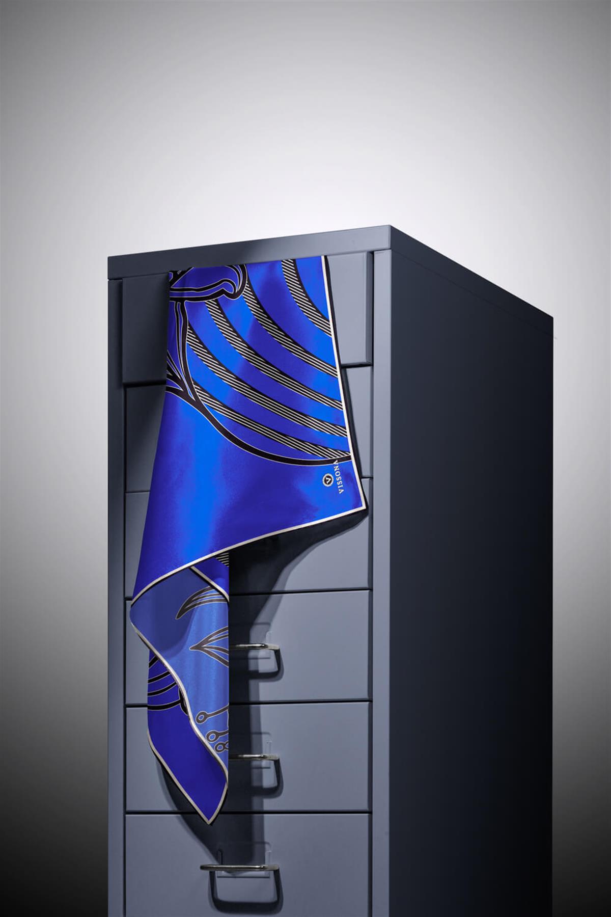 %100 Twill İpek Çizgili Çiçek Desenli Saks - Siyah Renkli 90x90 Eşarp Dikim Şekli : El Dikişi