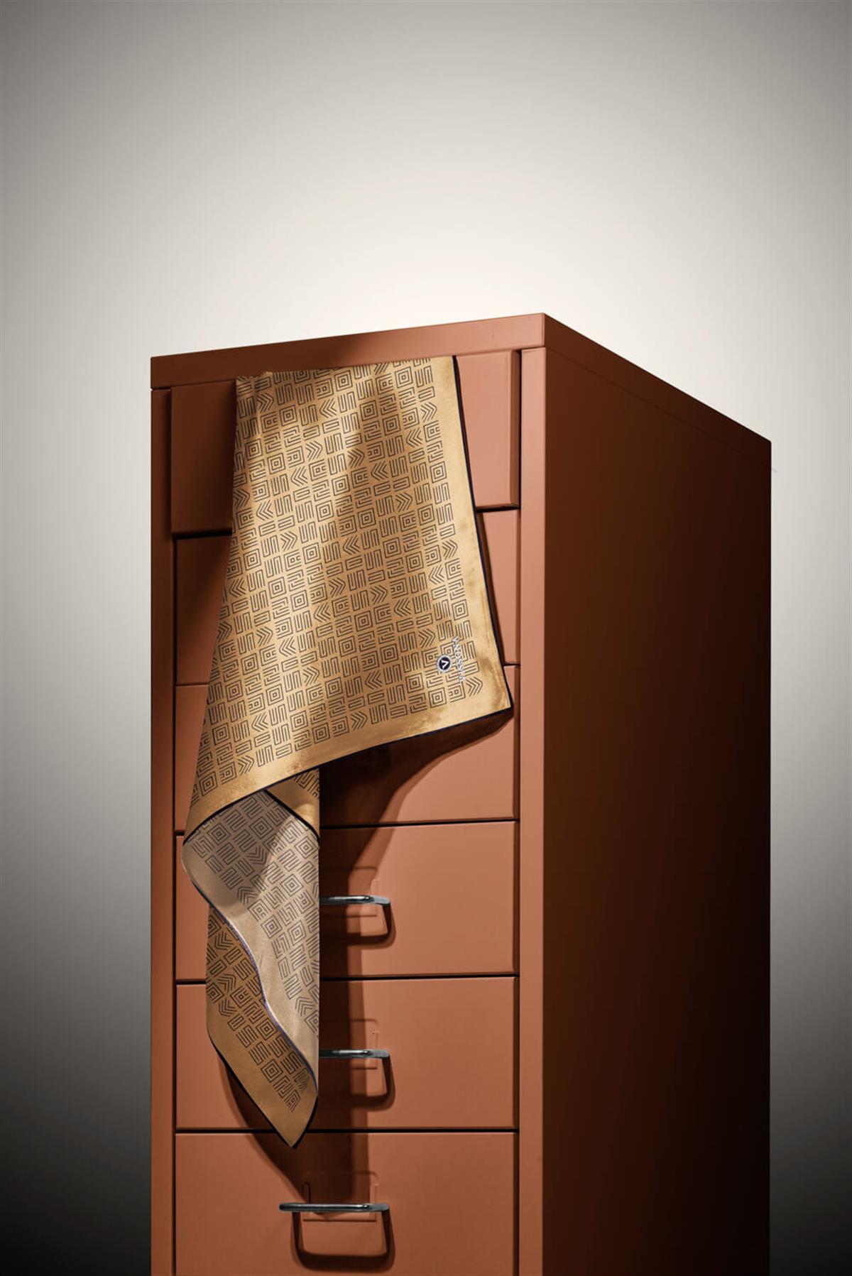 100% Twill İpek Etnik Motif Desenli Gold - Siyah Renkli 90x90 Dikim Şekli : El Dikişi Eşarp