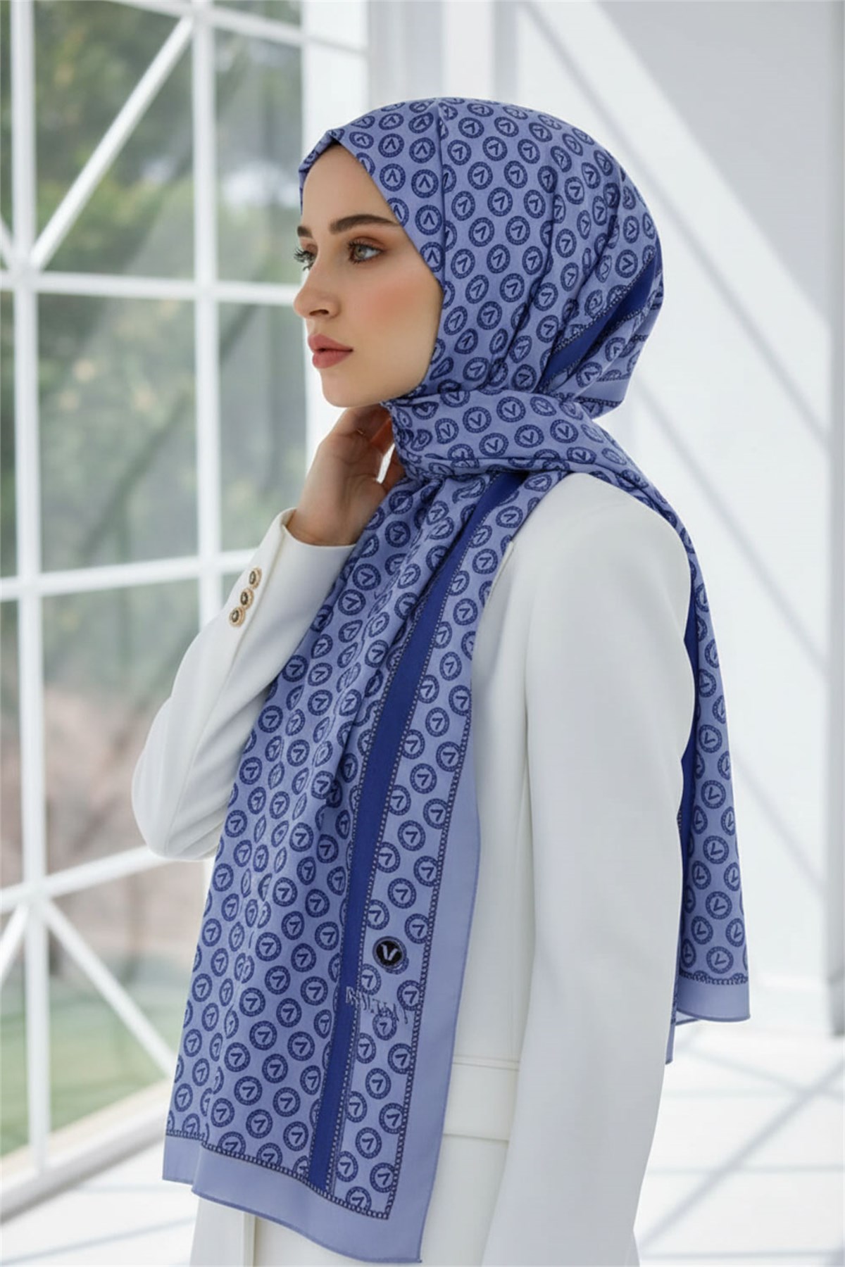 KREP DEGRADELİ MONOGRAM DESENLİ İNDİGO RENKLİ 75X195 KIRIŞMAZ ŞAL