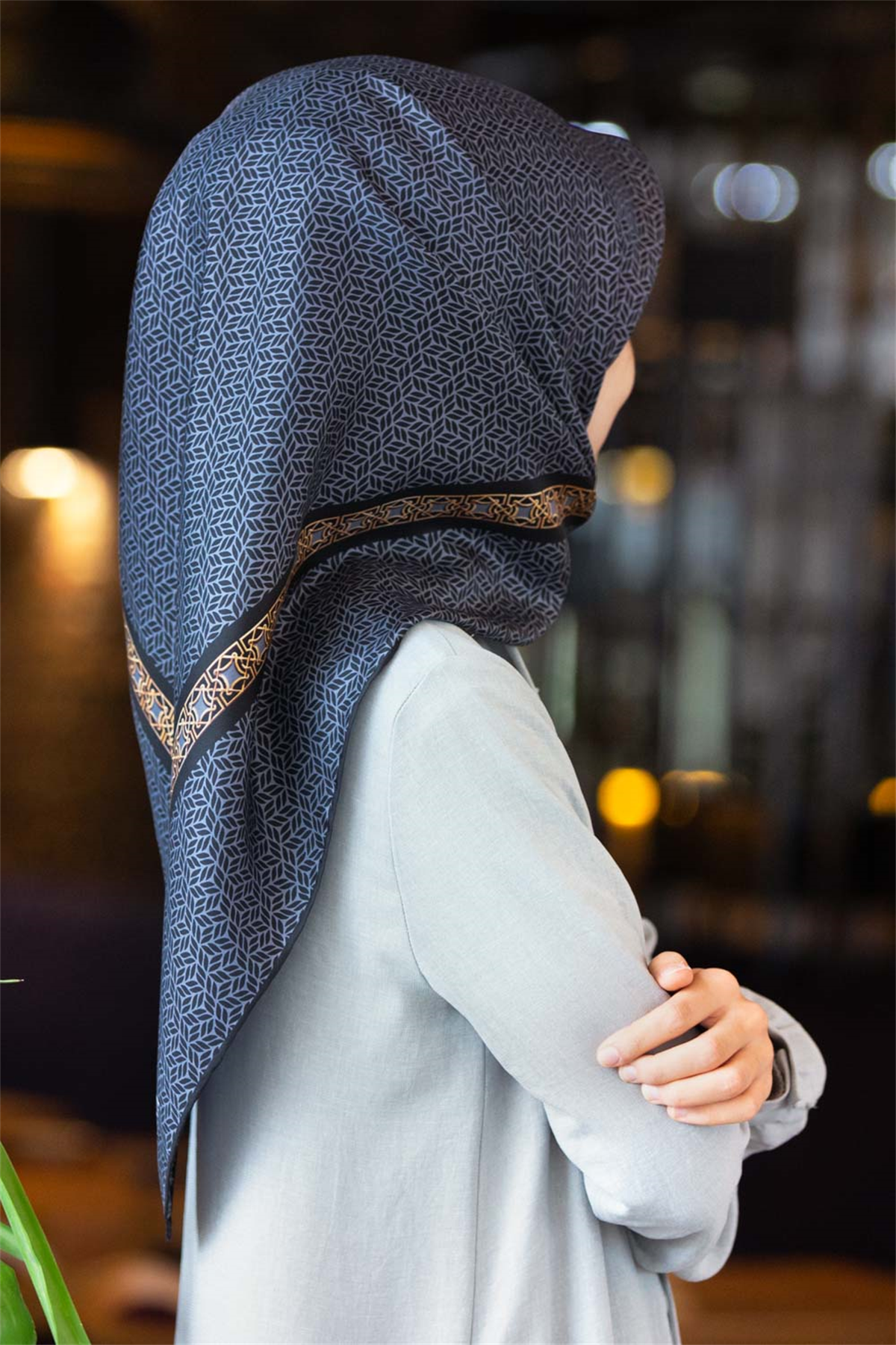 % 57 İPEK % 43 VİSKON Twill İpek Geometrik Desenli Gri - Siyah Renkli 90x90 Eşarp Dikim Şekli : El Dikişi